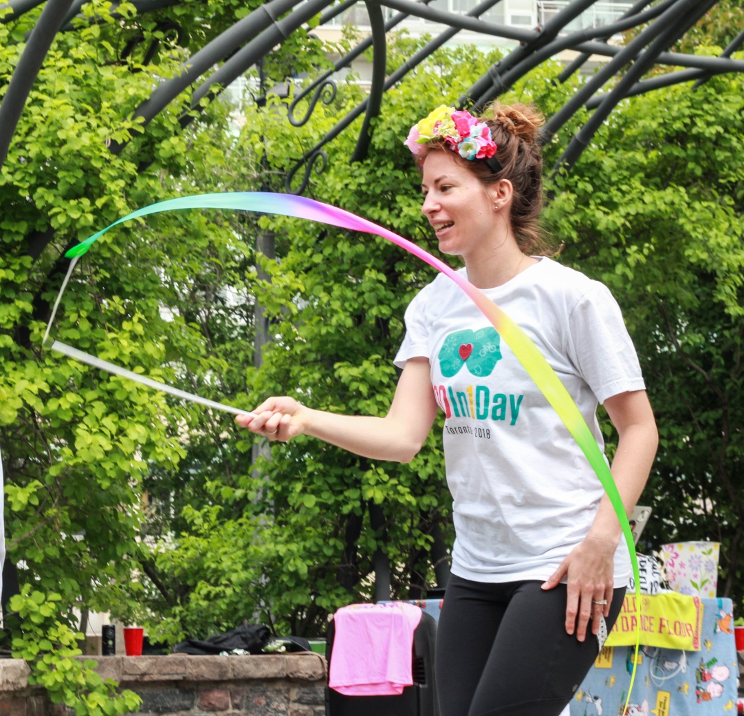 Une femme avec un ruban à un festival