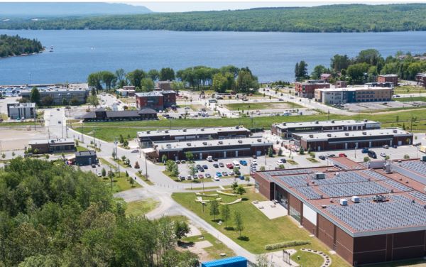 Aerial view of downtown Lac-Mégantic shows solar panels on sports complex and new builds. Photo from Hydro Québec (www.hydroquebec.com/microgrid-lac-megantic/)