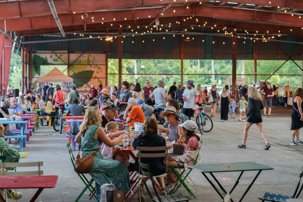 Un groupe de personnes assises à une table de pique-nique à Evergreen Brick Works.
