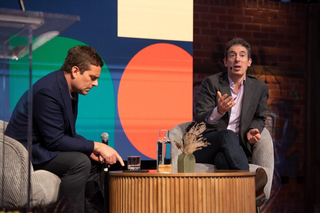 Eric Klinenberg s'adresse au public, assis à côté de lui Alex Bozikovic prépare sa prochaine question