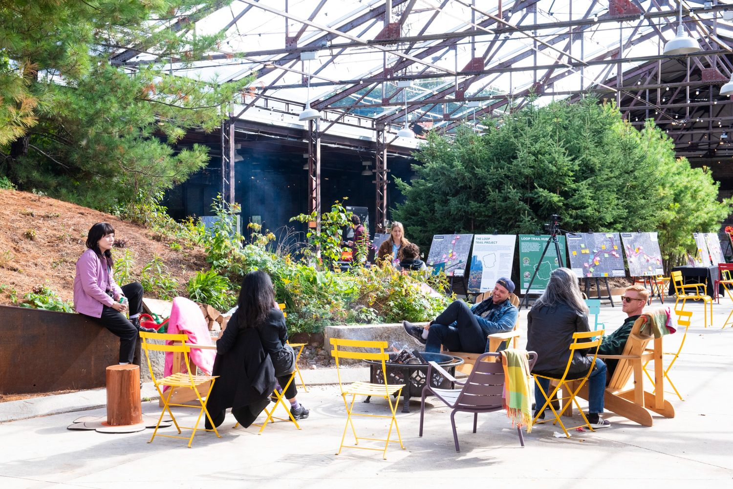 un groupe de personnes au coin du feu à Evergreen Brick Works