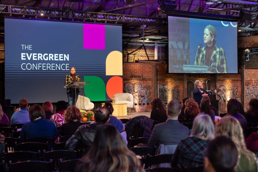 Jen Angel, directrice générale d'Evergreen, sur scène à la conférence d'Evergreen s'adresse à la foule 