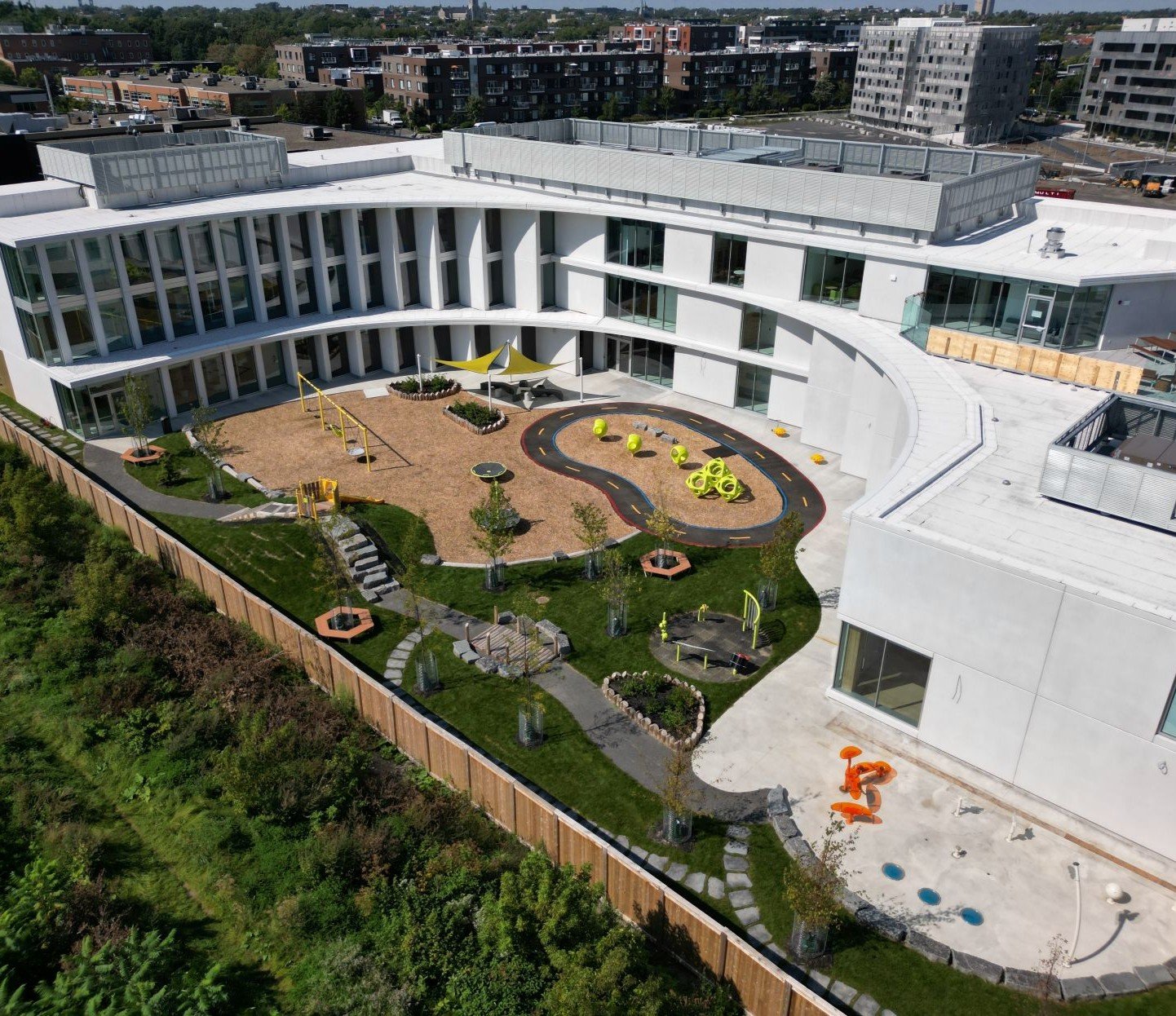 aire de jeux de la cours d'école Pas de géant à Montréal 
