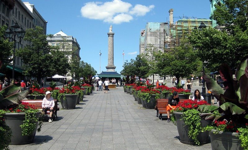 Place publique à Montreal avec des plantes, sièges et des allées pavées
