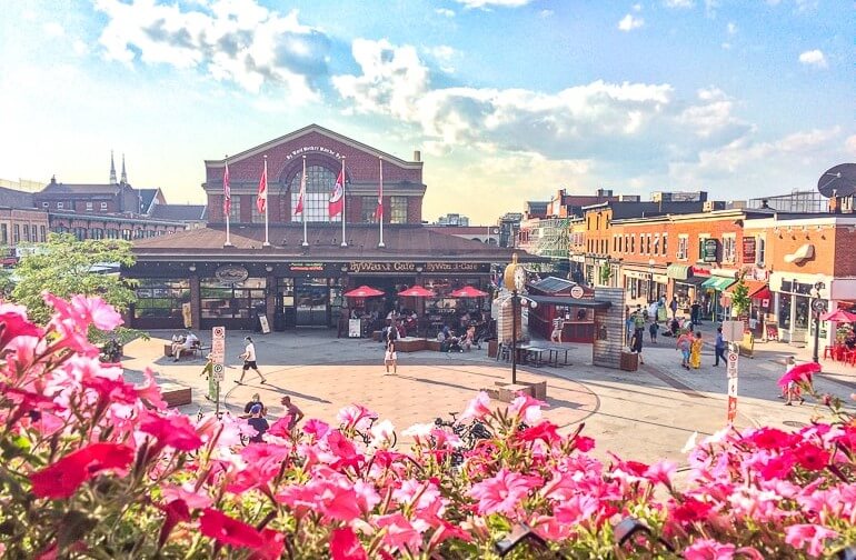 Place publique entourée de bâtiments au marché ByWard à Ottawa