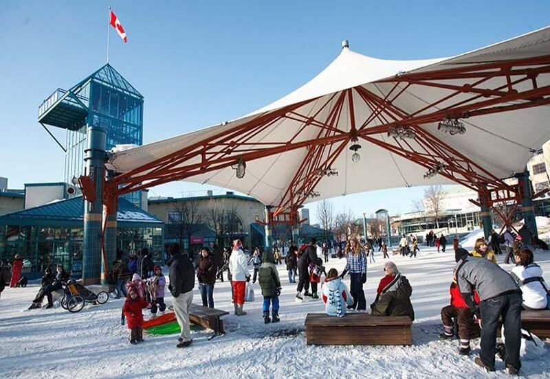 Groupe de personnes faisant du patin à glace sur une rivière publique à Winnipeg