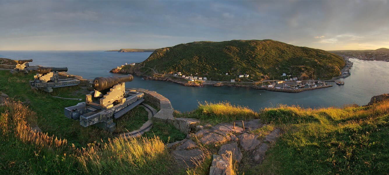 Vue sur St John à Terre Neuve et sur l'océan Atlantique depuis le haut point de la colline